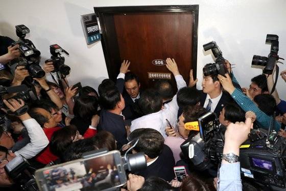 국회 사법개혁특별위원회가 자유한국당의 회의장 입구 봉쇄로 회의실을 문화체육관광위원회 회의실로 변경하자, 자유한국당 의원들이 회의장 입구에 모여 문을 열어달라며 항의하고 있다. [중앙포토]