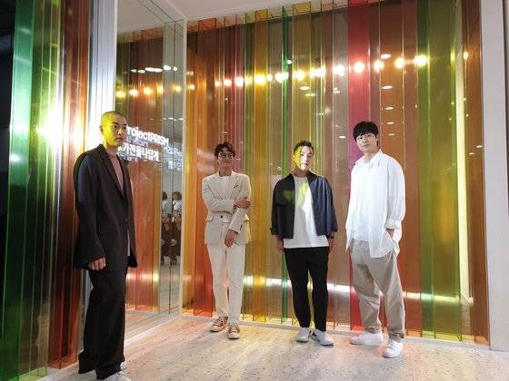 4일 서울 강남구 디지털프라자 강남 본점에서 열린 생활가전 미디어데이에서 비스포크 아티스트 콜라보에 참여한 문승지 가구 디자이너, 임성빈 공간 디자이너, 김종완 공간 디자이너, 김충재 제품 디자이너가 포즈를 취하고 있다. 김정민 기자