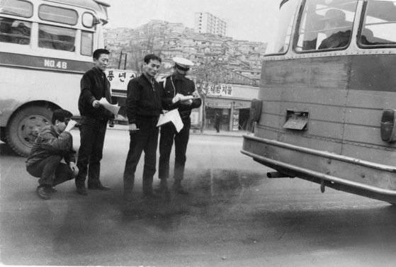 80년대 초 차량 매연 단속 장면.[중앙포토]