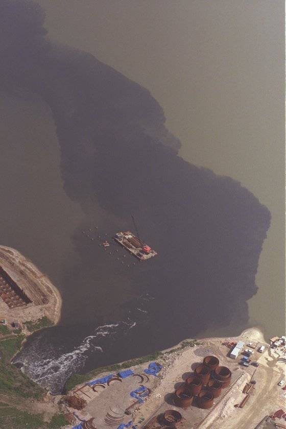 한강에 오염물이 배출돼 행주대교 옆 강물이 검게 물들어 있다. 1997년 촬영한 사진이다. [중앙포토]