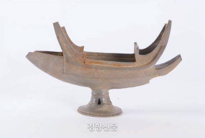 창원 현동 아라가야 유적에서 출토된 배모양토기. 노를 고정하는 고리가 없는 범선(돛단배)으로 국제항로를 다니던 외항선의 ‘미니어처’ 토기로 무덤의 부장품으로 묻어준 것으로 보인다. 무덤의 주인공이 해상무역과 관련된 인물이라는 것을 추정할 수 있다.|삼한문화재연구원 제공