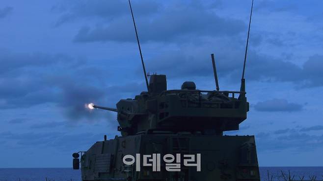 30mm 차륜형 대공포의 사격시험이 진행되고 있다. [사진=방위사업청]