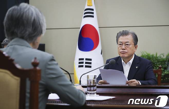 문재인 대통령이 3일 오전 청와대 여민1관 3층 소회의실에서 강경화 외교부 장관에게 헝가리 유람선 침몰 사고 업무보고를 받고 있다. 이 자리에서 문 대통령은 "헝가리 정부와 긴밀한 협조 체제를 구축하고 브리핑 일원화를 통해 혼란을 최소화해달라＂고 당부했다. (청와대 제공) 2019.6.3/뉴스1