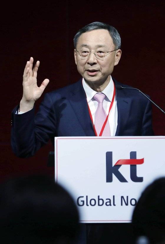 황창규 KT 회장이 지난달 2월 스페인 바르셀로나 헤스페리아 호텔에서 열린 MWC19 기자간담회에서 취재진 질문에 답변하고 있다. [사진공동취재단]