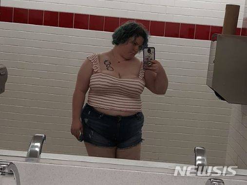 【서울=뉴시스】수에레타 엠케라는 미국인 여성이 배꼽티를 입었다는 이유로 펜실베이니아주 이리에 위치한 유명 뷔페식당 골든 코랄에서 쫓겨났다는 주장을 했다고 폭스뉴스가 4일(현지시간) 보도했다. 사진은 엠케가 배꼽티를 입고 있는 모습. 2019.06.05 (사진 = e-News.US 갈무리)