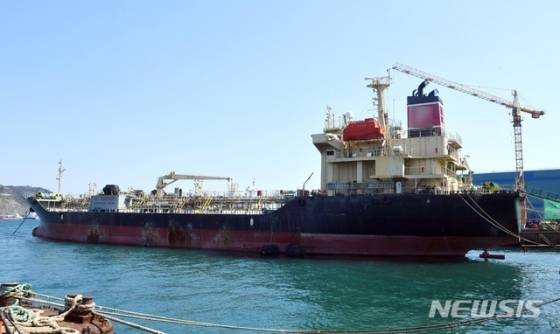 【부산=뉴시스】 하경민 기자 = 3일 부산 사하구의 한 수리조선소에 유엔 안전보장이사회(안보리) 대북 제재 결의를 위반한 것으로 의심받는 한국 국적의 선박이 정박해 있다.  이 선박은 지난해 10월부터 부산항에 억류된 채 '선박 대 선박' 환적에 관여하는 등 대북 제재 결의를 위반한 혐의로 관계당국의 조사를 받고 있는 것으로 전해졌다. 2019.04.03.   yulnetphoto@newsis.com