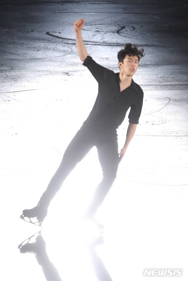 【서울=뉴시스】김선웅 기자 = 6일 오후 서울 송파구 올림픽공원 KSPO DOME(체조경기장)에서 열린 올댓스케이트 2019에서 네이선 첸이 멋진 공연을 선보이고 있다. 2019.06.06. mangusta@newsis.com