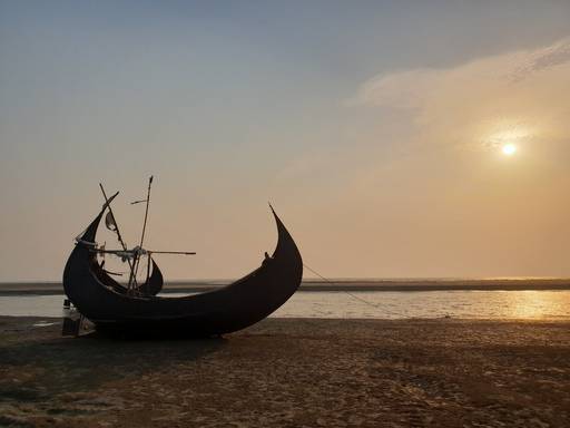 방글라데시 콕스바자르 해변에 해질녘&nbsp;‘달배(문보트)’가 정박해 있다.&nbsp;고기를 잡아 살아가는 콕스바자르 사람들의 삶의 터전.