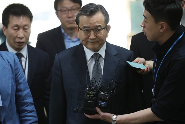김학의 전 법무부 차관이 5월16일 영장실질심사를 받기 위해 법원에 출석하고 있다. 한겨레 백소아 기자