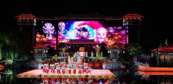 당나라 시인 백거이의 장편 서사시를 바탕으로 현종과 양귀비의 로맨스를 그린 장이머우 감독의 대형 야외 공연 ‘장한가’의 한 장면. 현종과 양귀비가 사랑을 나눈 화칭츠를 무대로 삼았다. 장세정 기자