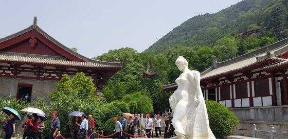 화칭츠에 세워진 양귀비 석상은 풍만한 미인을 형상화했다. 장세정 기자