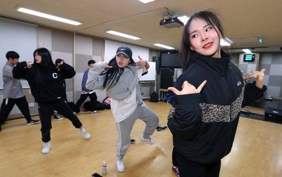 아현산업정보학교 실용음악학과 학생들의 군무 연습 현장. 한 시간 가까이 이어진 계속된 훈련에도 학생들은 서로에게 '화이팅'을 외치며 연습을 이어갔다. 최승식 기자