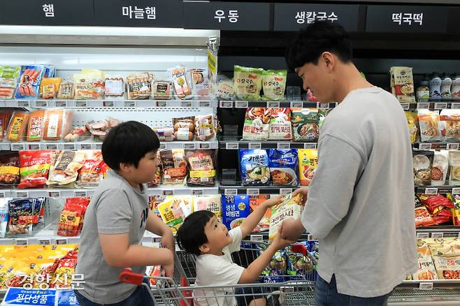 오늘은 일요일 집 근처 마트에 왔다. 오늘 점심은 아빠표 스파게티다.