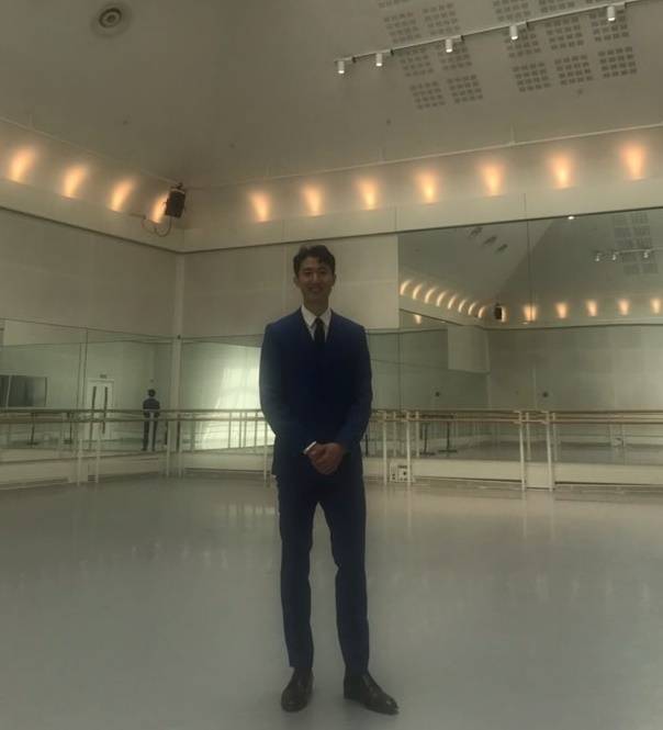 【런던=뉴시스】 전준혁이 로열발레단의 전설적인 안무가 겸 무용수 프레드릭 애시턴을 기념하는 '애시턴 스튜디오'에서 웃고 있다.