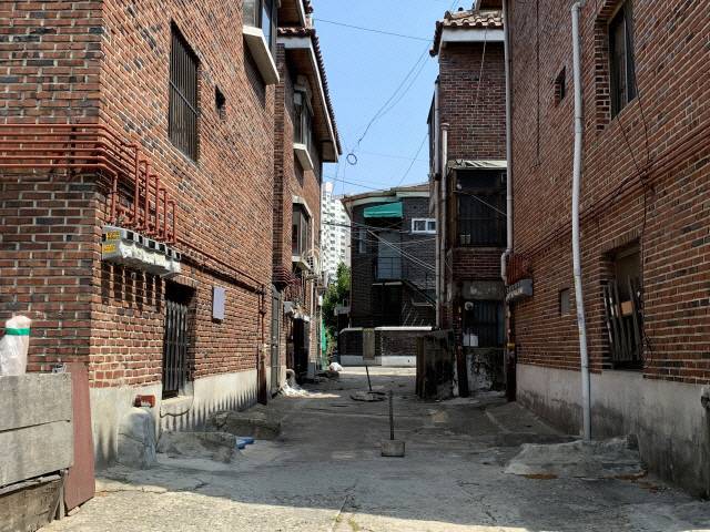 반지하를 갖춘 다세대 주택은 서울 주택가에서 쉽게 발견할 수 있다. 사진은 서울 이문동의 한 골목. / 강신우 기자