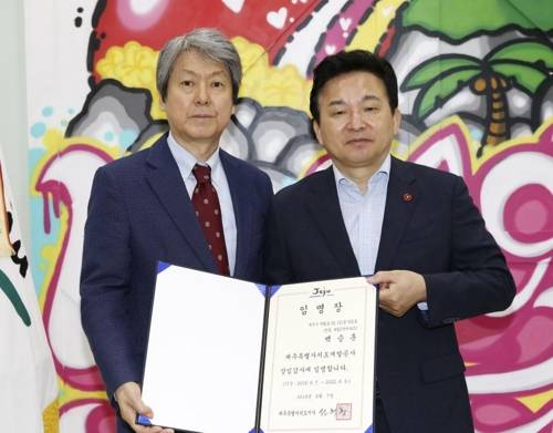 임명장 받는 백승훈 신임 제주도개발공사 상임감사(왼쪽) [제주도 제공. 재판매 및 DB 금지]