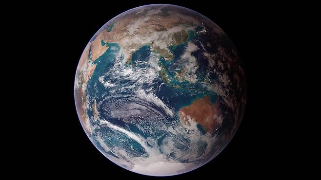 미 항공우주국 인공위성이 촬영한 지구. 지구 생태계를 하나의 거대한 생명체로 보는 가이아 이론에 따르면 인류는 지구 생태계 질서를 파괴하는 기생충 같은 존재로 비춰진다. [중앙포토]