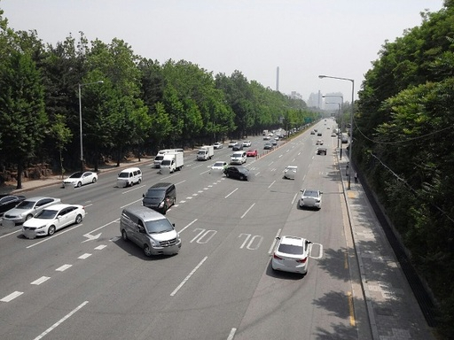 지난 5일, 서울 강남구의 한 왕복 8차선 대로에서 유턴하는 차량.