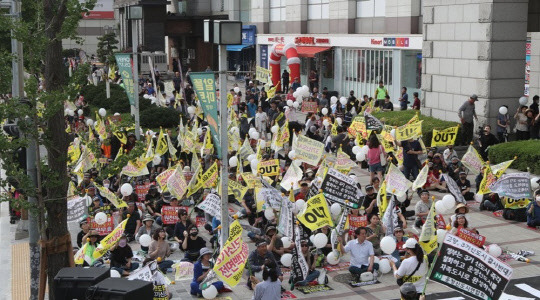 지난 9일 경기도 고양시 일산서구 주엽동에서 3기 신도시 철회 5차 집회 참가자들이 창릉지구 도면 사전 유출을 규탄하는 구호를 외치고 있다.<연합뉴스>