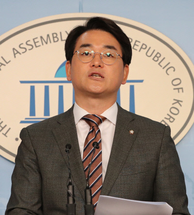 더불어민주당 박용진 의원이 10일 국회 정론관에서 유치원 3법 관련 기자회견을 하고 있다. 연합뉴스
