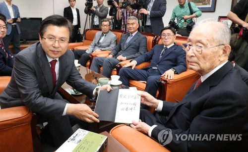 백선엽 장군에게 '징비록' 선물받는 황교안 대표 (서울=연합뉴스) 김주형 기자 = 자유한국당 황교안 대표(왼쪽)가 10일 오후 서울 용산 전쟁기념관 군사 편찬연구 자문위원장실에서 6·25전쟁 영웅으로 불리는 백선엽 장군(예비역 대장)을 예방, 백 장군의 저서 '징비록'을 선물받고 있다. 2019.6.10 kjhpress@yna.co.kr