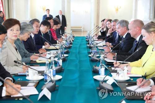 한-핀란드 정상회담 (헬싱키=연합뉴스) 한상균 기자 = 문재인 대통령이 10일 오전(현지시간) 핀란드 대통령궁에서 사울리 니니스퇴 대통령과 확대회담을 하고 있다. 2019.6.10 xyz@yna.co.kr