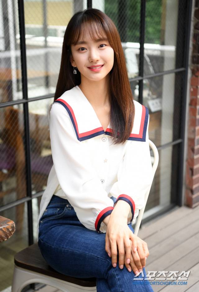 영화 '롱 리브 더 킹: 목포 영웅'의 배우 원진아가 11일 서울 삼청동의 한 카페에서 진행된 라운드 인터뷰에 앞서 포즈를 취했다. '롱 리브 더 킹: 목포 영웅'은 우연한 사건으로 일약 시민 영웅이 된 거대 조직 보스 장세출(김래원)이 국회의원 선거에 출마해 세상을 바꾸기 위해 펼치는 통쾌한 역전극이다. 삼청동=허상욱 기자 wook@sportschosun.com/2019.06.11/