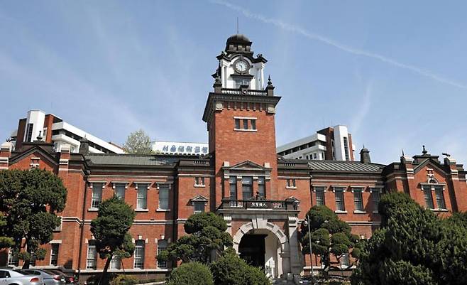 서울 종로구 서울대병원 본관 내에 있는 '대한의원' 건물. 서울대병원의 모태인 이 건물 1층에는 병원장 등 실장급 보직 교수 사무실이 있다. /서울대병원