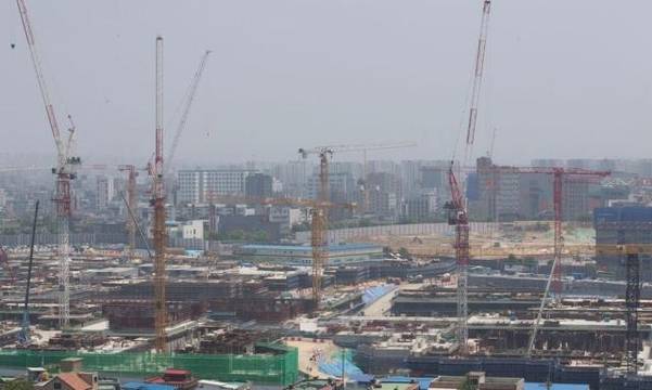 지난 5일 오후 경기 수원시 팔달구 고등동 수원역 푸르지오 자이 공사 현장에 타워크레인이 서 있는 모습. / 고운호 기자