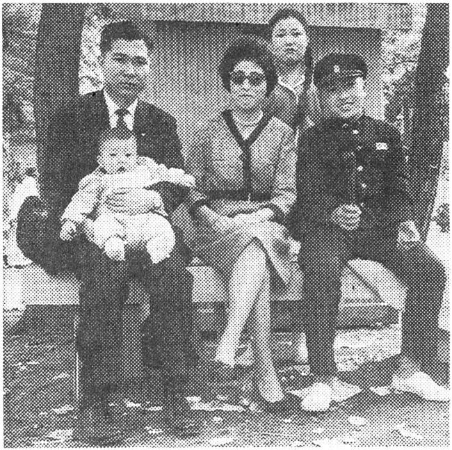 1960년대초 김대중 전 대통령-이희호 여사 가족이 고궁 나들이를 하고 있다.