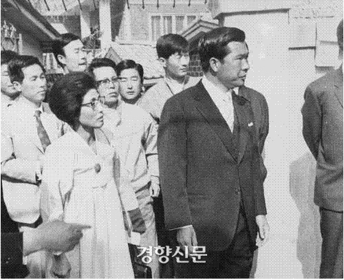 1971년 4월 제7대 대통령 선거 후보자로 나선 김대중 후보와 이희호 여사가 시민들에 둘러싸여있다. 경향신문 자료사진
