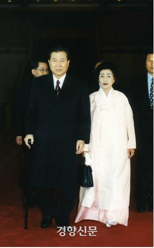 15대 대통령에 취임하고 있는 김대중 대통령과 그의 부인 이희호 여사. 경향신문 자료사진