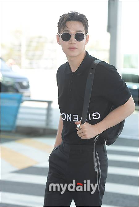 ▲ 헨리 '한껏 멋부린 출국길'