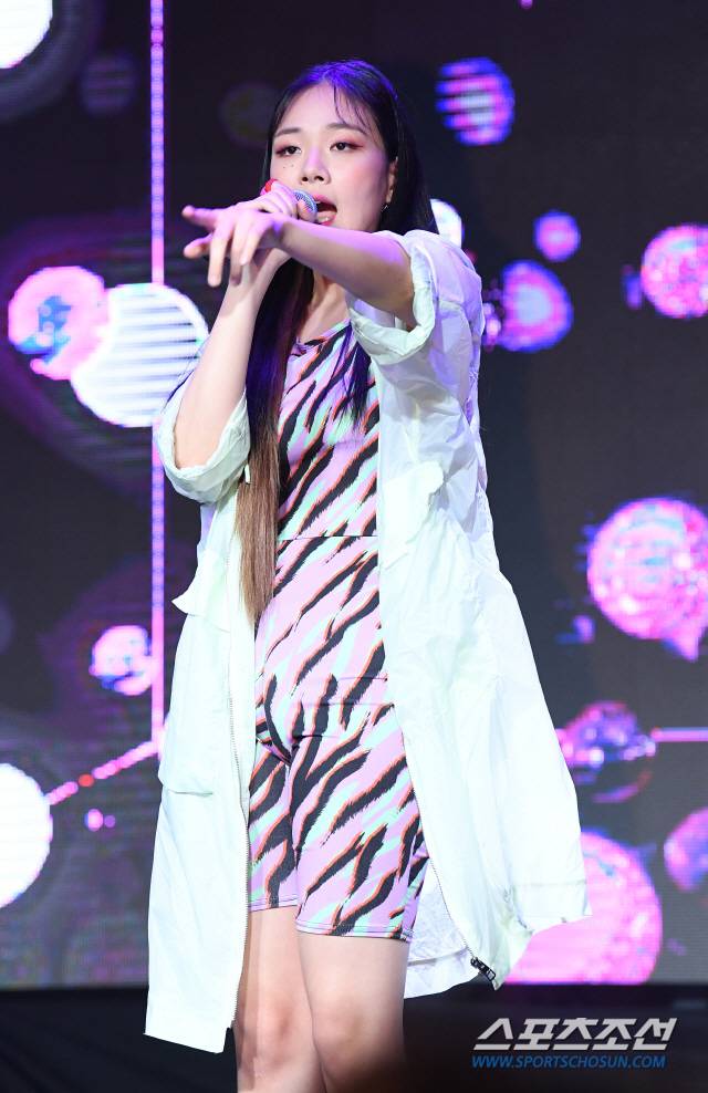 12일 오후 서울 서교동 홍대 무브홀에서 가수 비비(BIBI)가 데뷔 EP '사랑하는 사람들을 위한 지침서'를 발표하고 쇼케이스를 펼쳤다. 데뷔 쇼케이스에서 화려한 무대를 선보이고 있는 비비. 서교동=송정헌 기자 songs@sportschosun.com/2019.06.12/