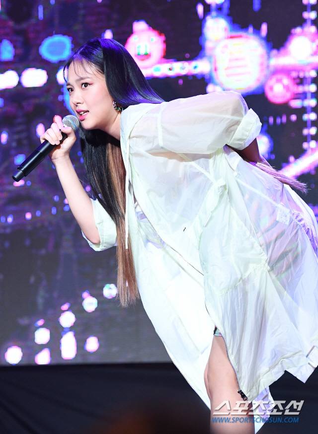 12일 오후 서울 서교동 홍대 무브홀에서 가수 비비(BIBI)가 데뷔 EP '사랑하는 사람들을 위한 지침서'를 발표하고 쇼케이스를 펼쳤다. 데뷔 쇼케이스에서 화려한 무대를 선보이고 있는 비비. 서교동=송정헌 기자 songs@sportschosun.com/2019.06.12/