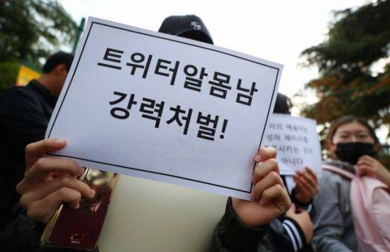 한 남성이 동덕여대 곳곳에서 알몸으로 음란행위를 한 영상을 SNS에 올린 사건과 관련해 지난해 10월15일 오후 서울 성북구 동덕여대 본관 앞에서 열린 '안전한 동덕여대를 위한 민주동덕인 필리버스터'에서 학생들이 피켓을 들고 참가자 발언을 듣고 있다. [이미지출처=연합뉴스]