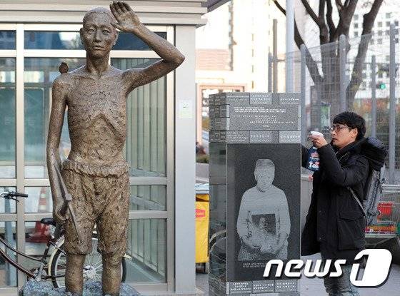 서울 용산구 용산역에 위치한 강제징용 노동자상. 뉴스1