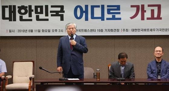 전광현 목사가 이재오 전 의원 등 패널 참석자들을 소개하고 있다. 오종택 기자