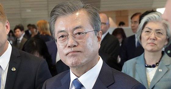핀란드를 국빈 방문 중인 문재인 대통령이 10일 '유럽의 실리콘밸리'라 불리는 핀란드의 오타니에미 혁신 단지의 인재양성과 기술개발 중심축인 알토대를 방문해 관계자에게 설명을 듣고 있다. [뉴스1]