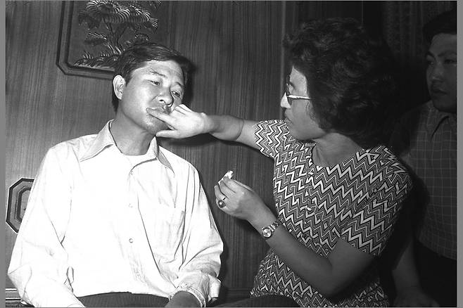 1973년 8월 일본 도쿄에서 납치된 지 닷새만에 동교동 자택으로 돌아온 김대중씨에게 부인 이희호 여사가 약을 발라주고 있다. [중앙포토]