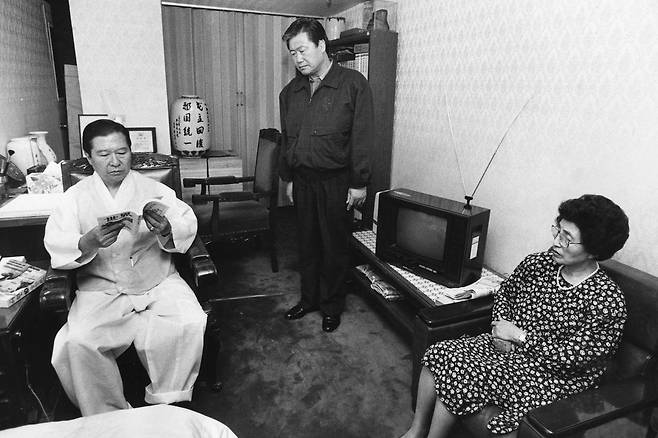 1980년 10월 8일 내각제 포기등 4계항의 이행을 촉구하며 여의도 중앙당사 총재실에서 무기한 단식 농성에 들어간 김대중 평민당 총재를 부인 이희호 여사와 한광옥 비서실장이 조심스런 표정으로 지켜보고 있다. [신인섭 기자]