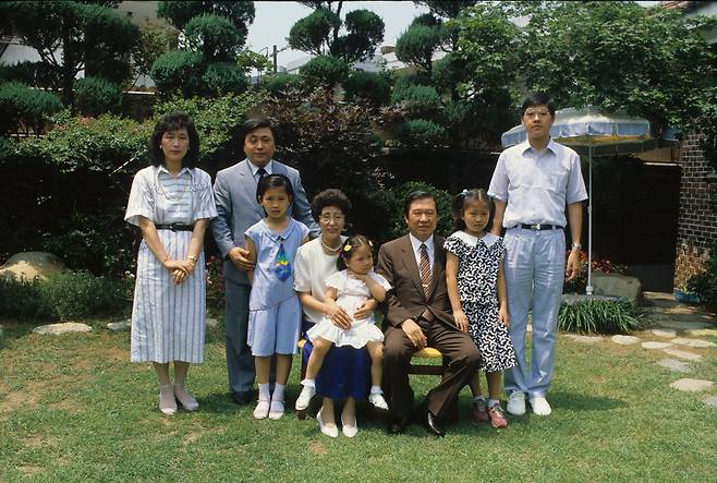 1987년 김대중 민주추진협의회 공동의장과 부인 이희호 여사가 자택 정원에서 장남, 며느리, 아들 손녀들과 기념촬영을 하고 있다. [중앙포토]