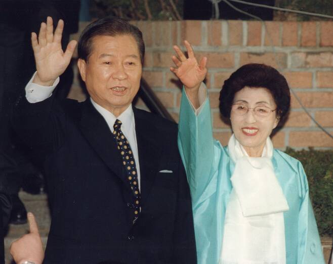 지난 1997년 김대중 대통령당선자와 부인 이희호여사가 일산자택을 나서며 마을주민들과 보도진에게 손을 흔들어 인사하고 있다. 최정동 기자