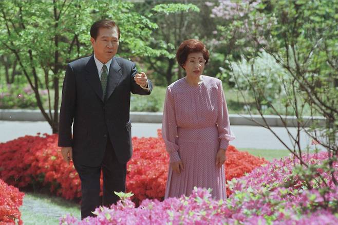1999년 6월 김대중대통령과 부인 이희호 여사가 영산홍, 철쭉등이 활짝핀 청와대 경내 수궁터 꽃길을 걸으며 산책하고 있다. [중앙포토]