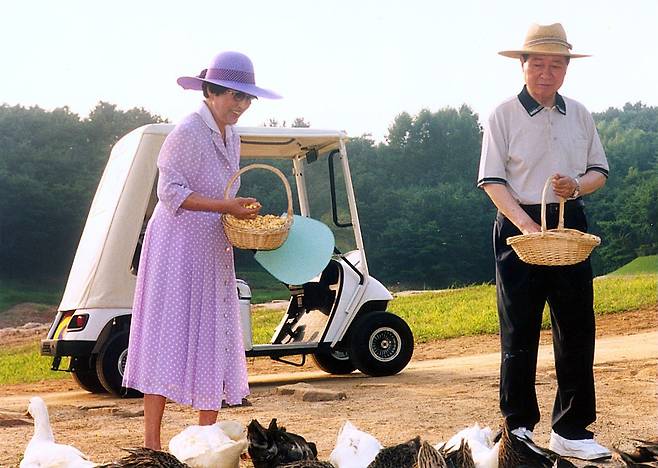 2001년 김대중 대통령과 부인 이희호여사가 청남대에서 오리떼에게 먹이를 주며 휴식을 취하고 있다.[중앙포토]