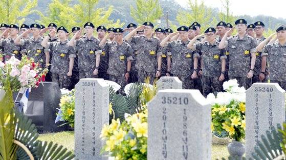 해외거주 영주권자의 자격으로 입대한 훈련병들이 12일 대전현충원에서 호국영령들의 묘역앞에서 경례로 예를 표하고 있다. 프리랜서 김성태