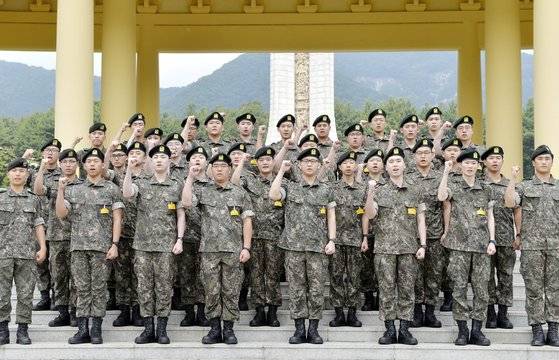 해외거주 영주권자의 자격으로 입대한 훈련병들이 12일 대전현충원을 참배한 뒤 화이팅을 외치고 있다. 프리랜서 김성태