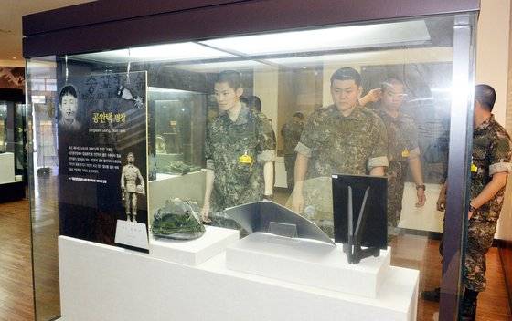 해외거주 영주권자의 자격으로 입대한 훈련병들이 12일 대전현충원 보훈미래관 전시관을 관람하고 있다. 프리랜서 김성태