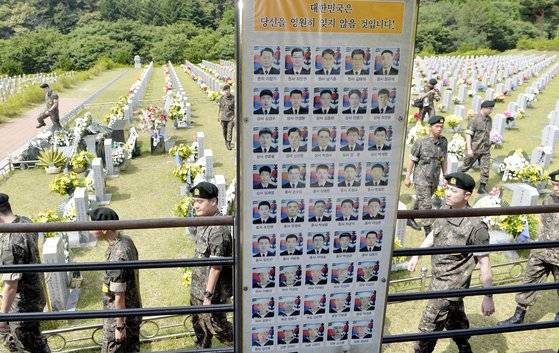 해외거주 영주권자의 자격으로 입대한 훈련병들이 12일 대전현충원에서 천안함46용사묘역을 참배한 뒤 돌아가고 있다. 프리랜서 김성태