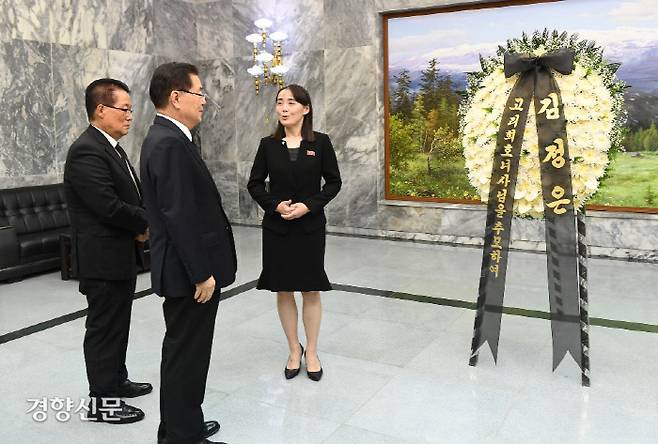 정의용 청와대 국가안보실장이 12일 오후 경기도 판문점 북측 지역인 통일각에서 김여정 노동당 선전선동부 제1부부장으로부터 고 이희호 여사 조화를 전달 받고 있다. |통일부 제공